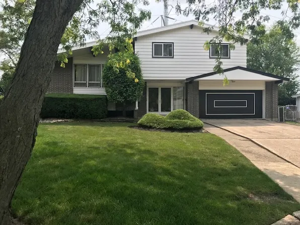 8323 W Maynard Oval, Niles, IL 60714