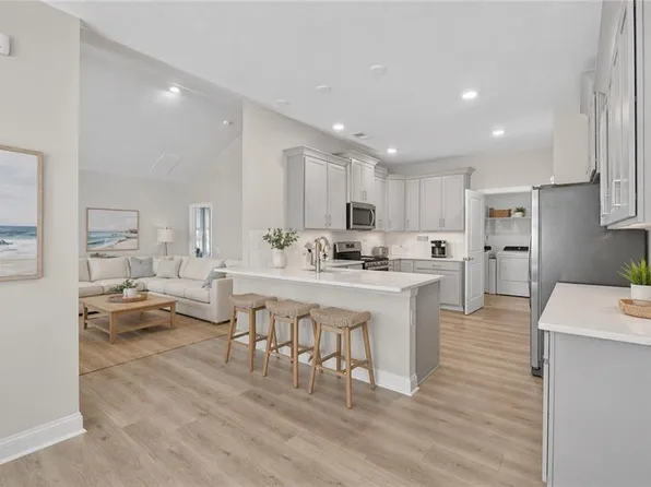 2136 Edwin Dr, Chesapeake, VA 23322