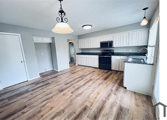 2102 Richwood Dr — Photo 3