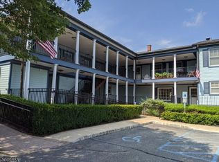 76 Main St #F, Chester, NJ 07930