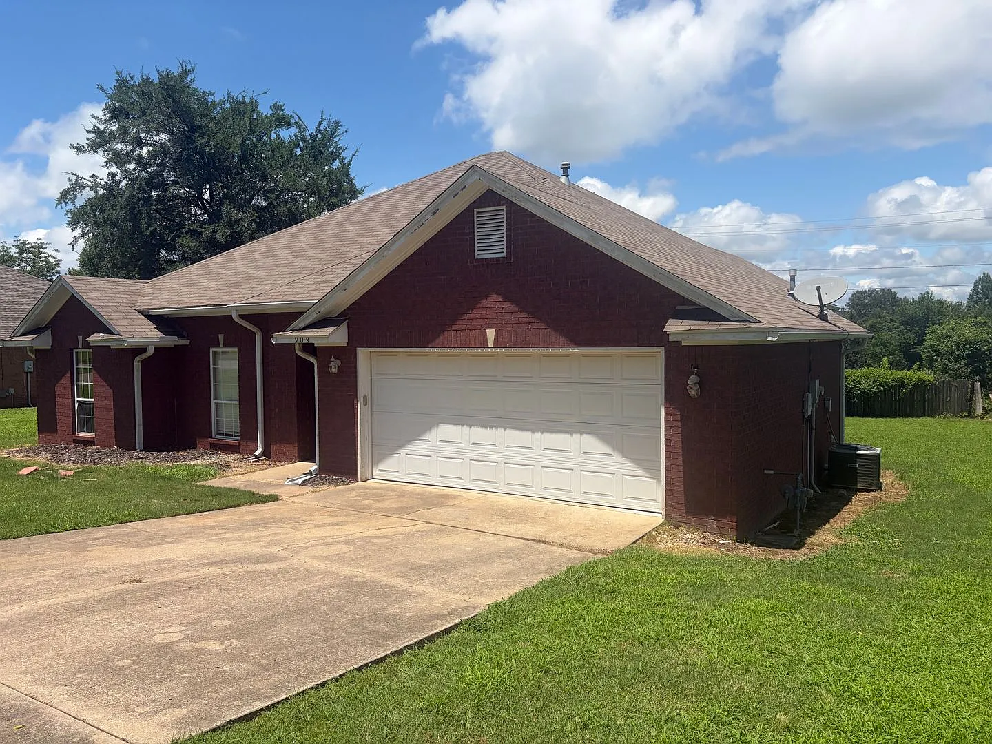3 Bedroom and 2 Bathroom House — Photo 2