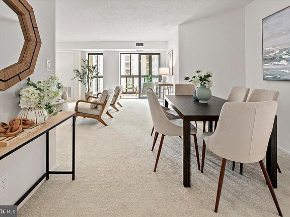 4th image of 900 Stafford St #916