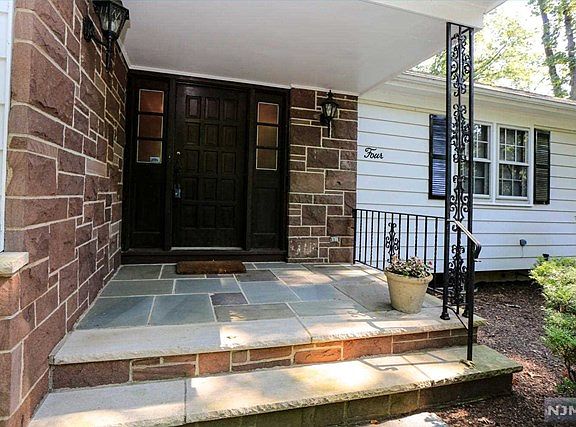 3rd image of 4 Emery Ln