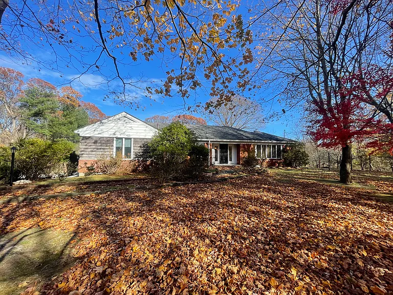 457 Pond Path E — Photo 1