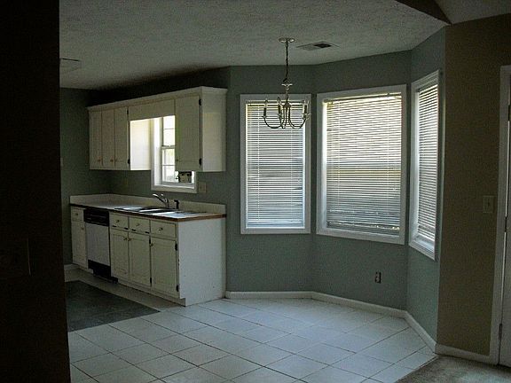breakfast nook with bay window