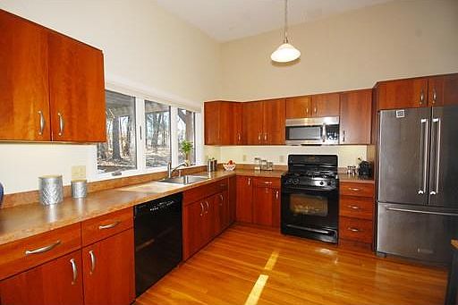 2nd image of 3 Robinson Dr