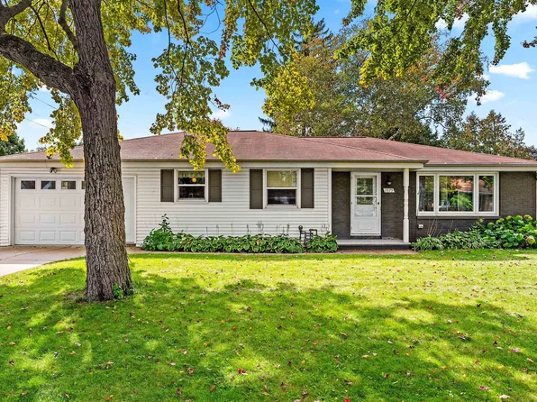 1575 Forest Glen Dr, Green Bay, WI 54304
