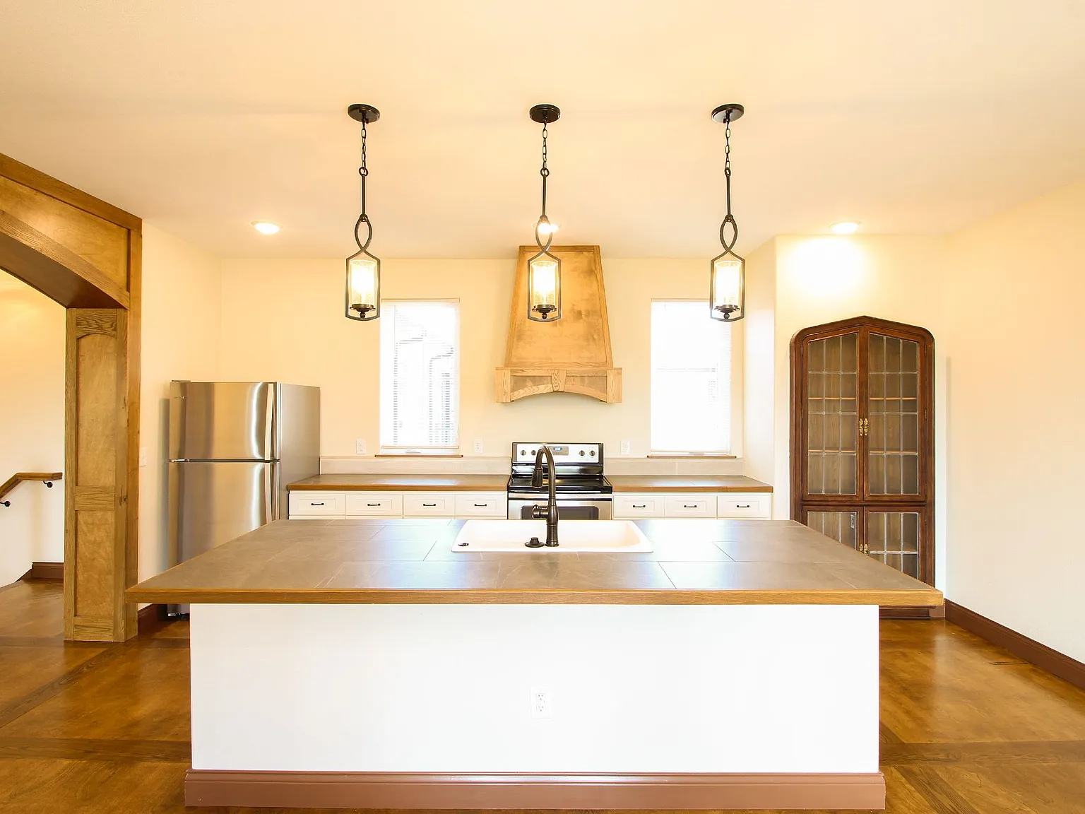 4 bed, 2.5 bath, 2400 sqft, $2,995 — Photo 4