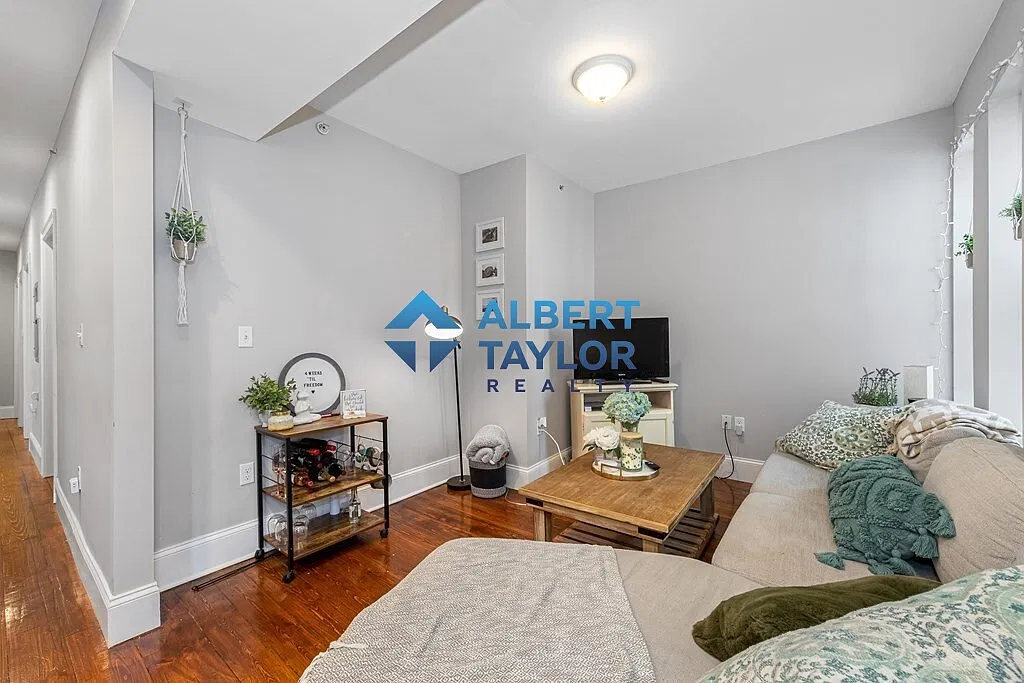 4 bed, $7,200 — Photo 1