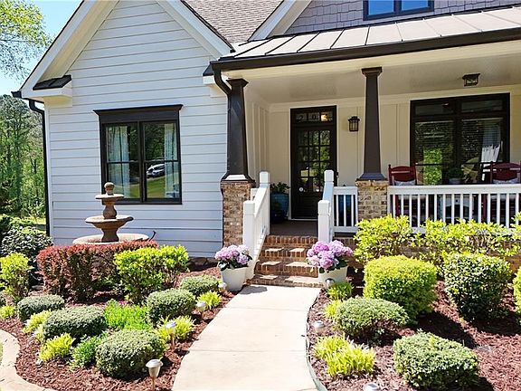 2nd image of 204 Lynn Ln