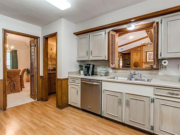 2nd image of 1207 Greenway Dr