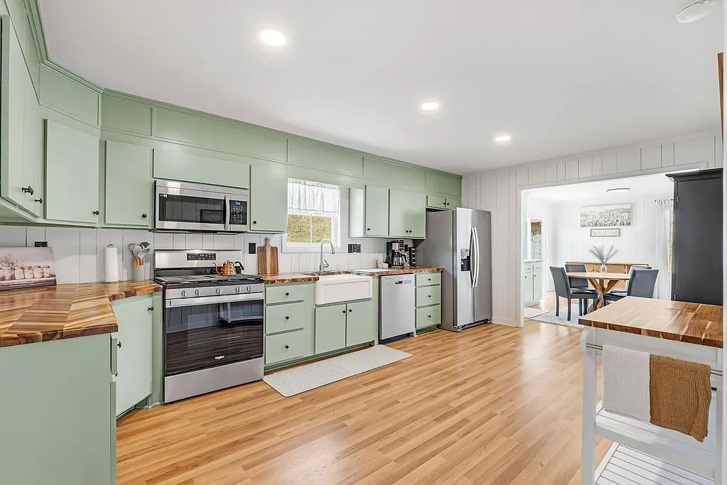 4 bed, 1.5 bath, 1700 sqft, $3,495 — Photo 4