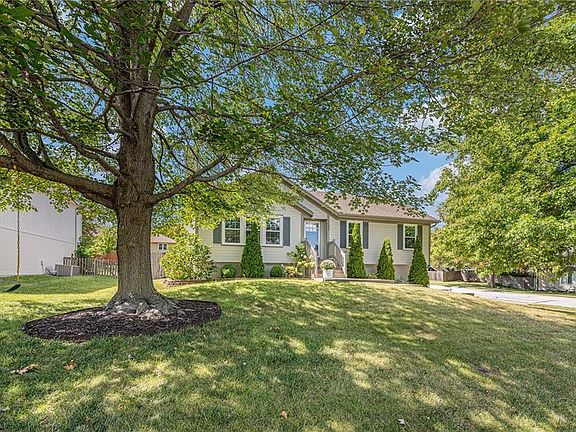2nd image of 1632 NE Stonewood Dr