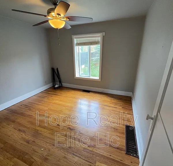 1230 N Chestnut St — Photo 7