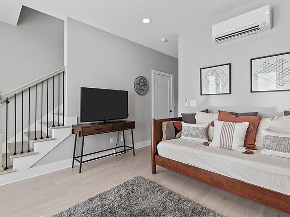 3rd image of 3159 Saint Elmo Ave #8