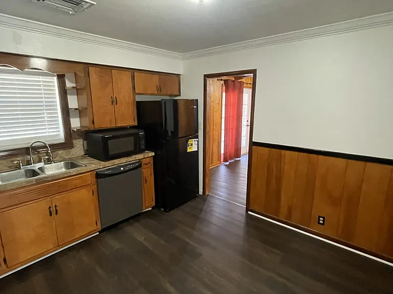 3613 Royal Crest Dr — Photo 3