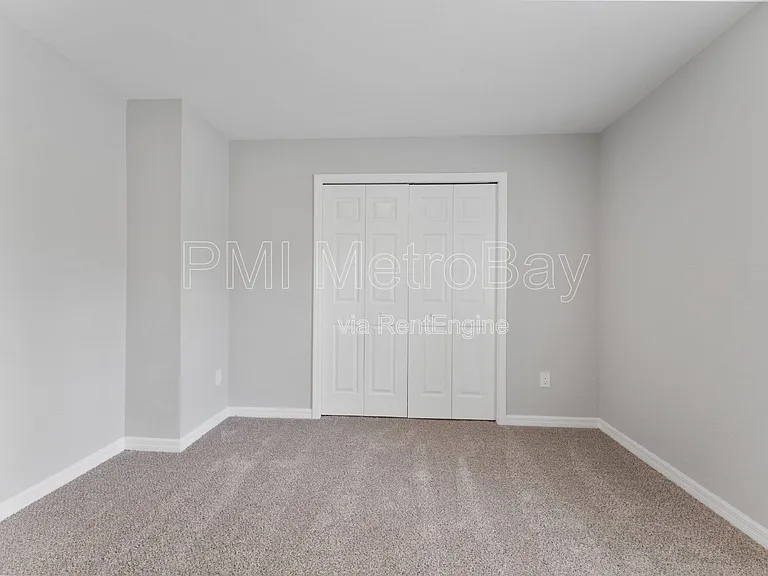 9461 N Sandree Dr — Photo 35