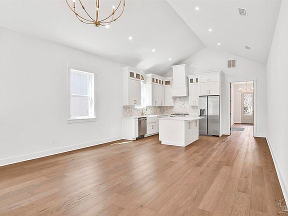 4th image of 1613 E Yonge St