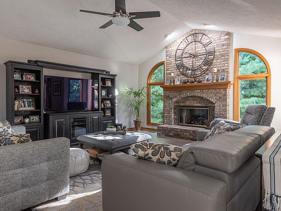 5th image of 319 Blue Isle Dr