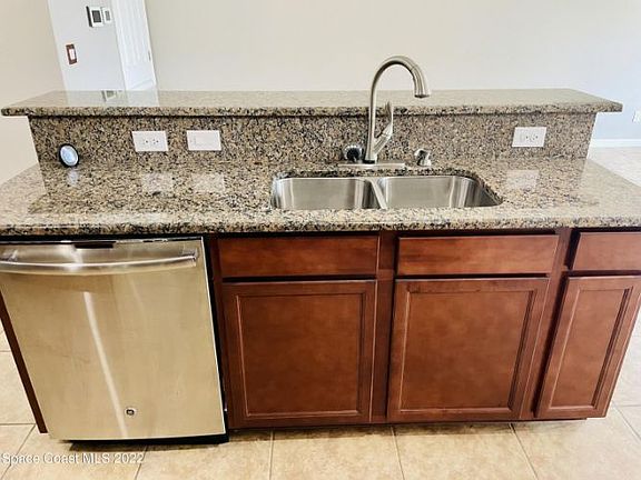 5th image of 2555 Revolution St Unit 101