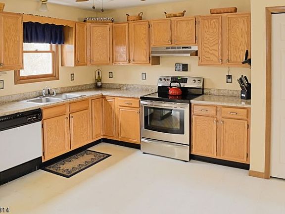 4th image of 42 Dogwood Dr