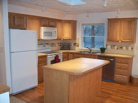 Baywood Dr — Photo 3