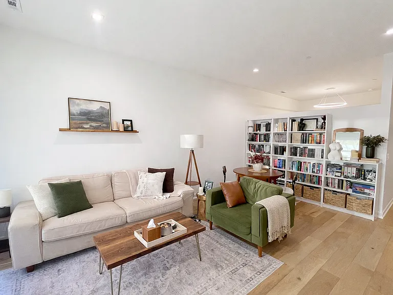 4512 N Clark St #204 — Photo 2