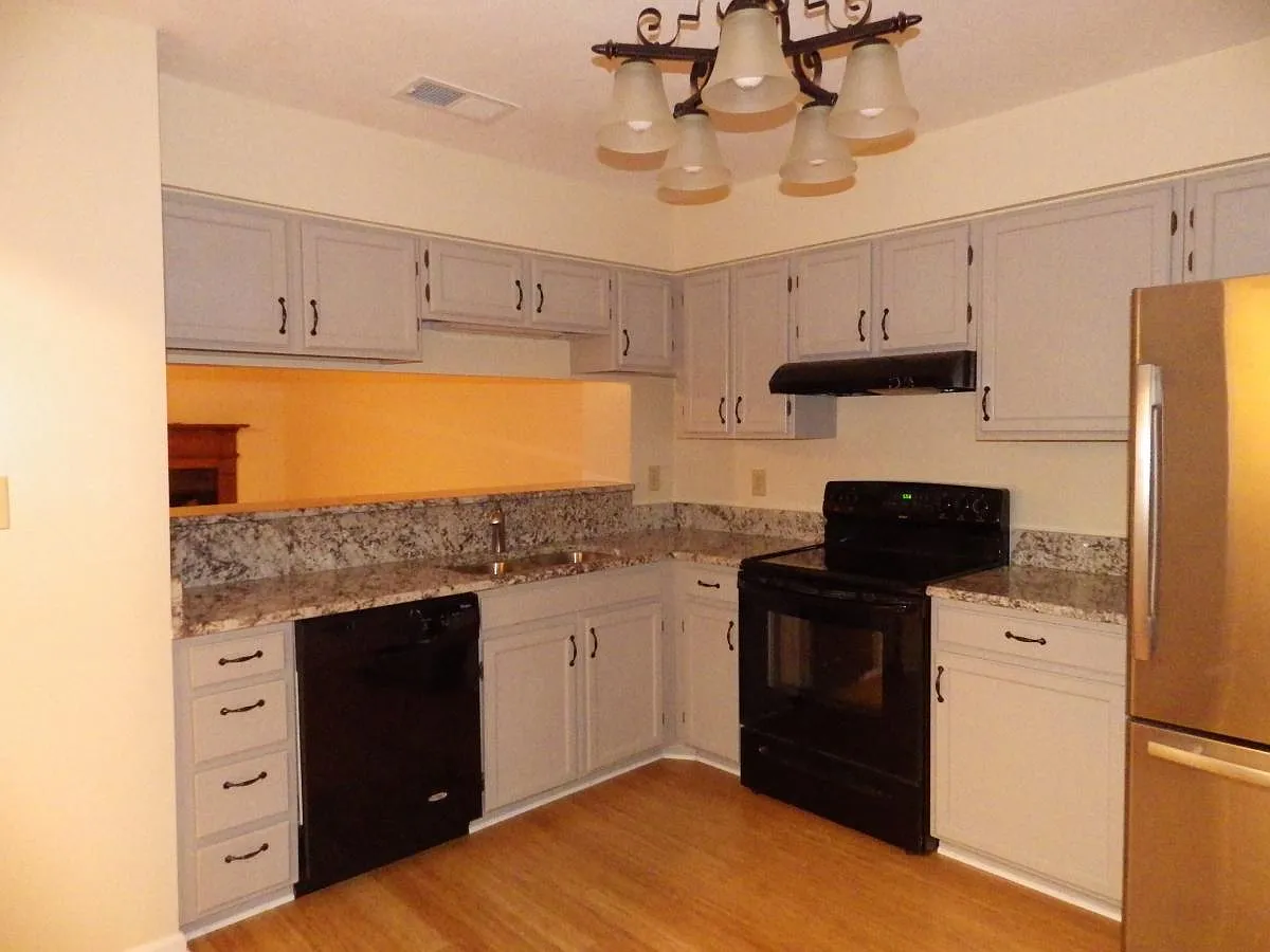 2 bed, 2.5 bath, 1312 sqft, $1,600 — Photo 2