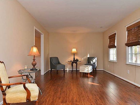 3rd image of 106 Nina Cir