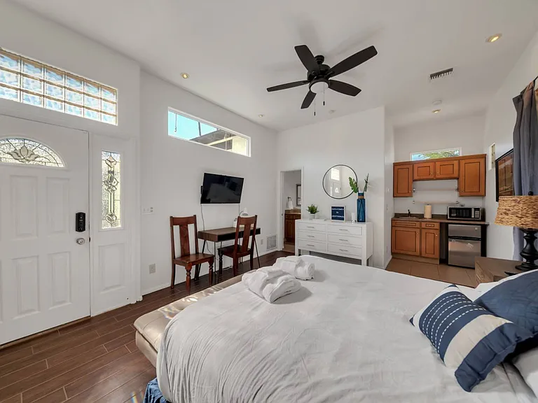 8631 E Berridge Ln — Photo 1