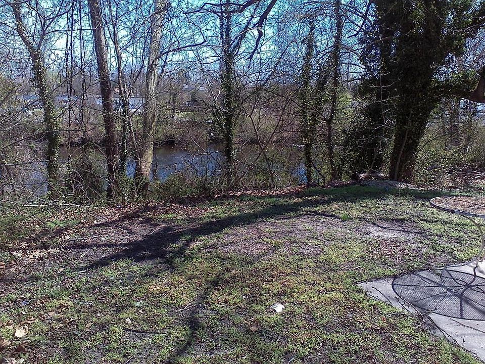 2nd image of 505 Lake St
