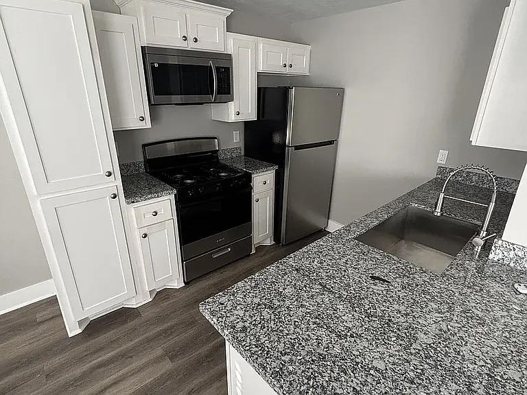Avondale Apartments — Photo 1