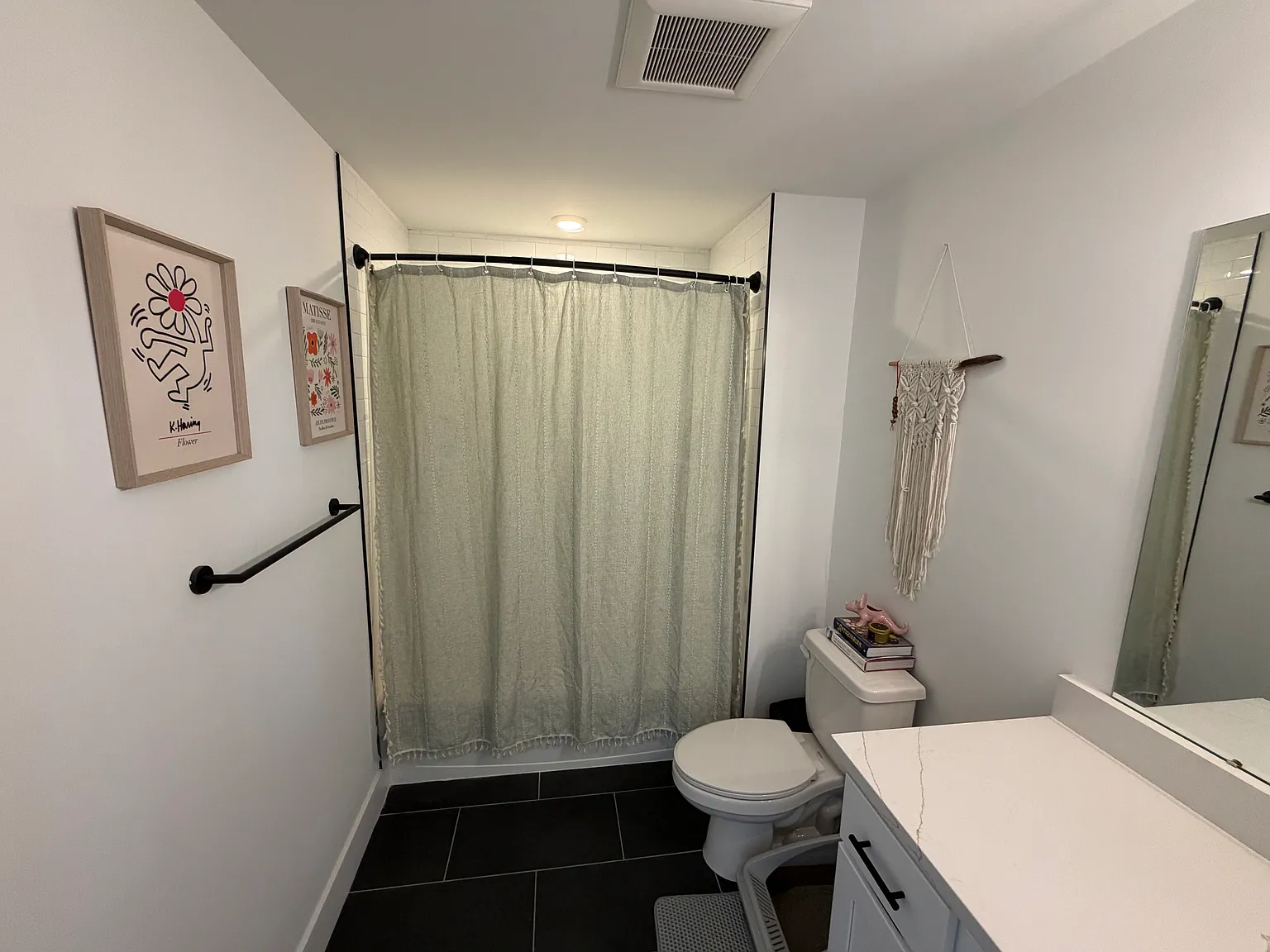 2-bedroom, 2 Bath Apartment on Front Street. Large Modern space in a vibrant area! — Photo 4