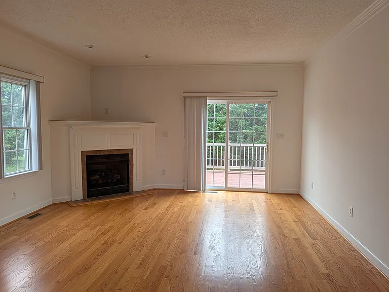 133 Bryant Dr — Photo 2