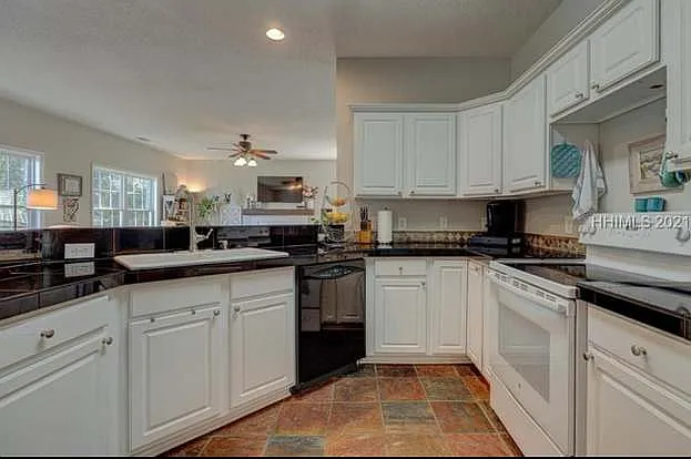 45 Mayfair Dr — Photo 4