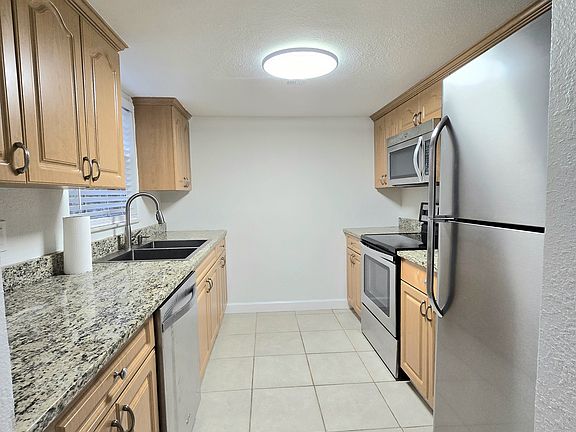 5th image of 200 Country Club Dr APT 305