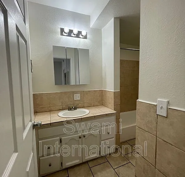 1733 1/2 E 63rd St — Photo 28