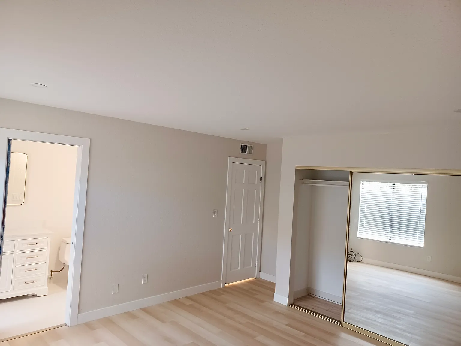 3 bed, 2.5 bath, 4222 sqft, $1,000 — Photo 2