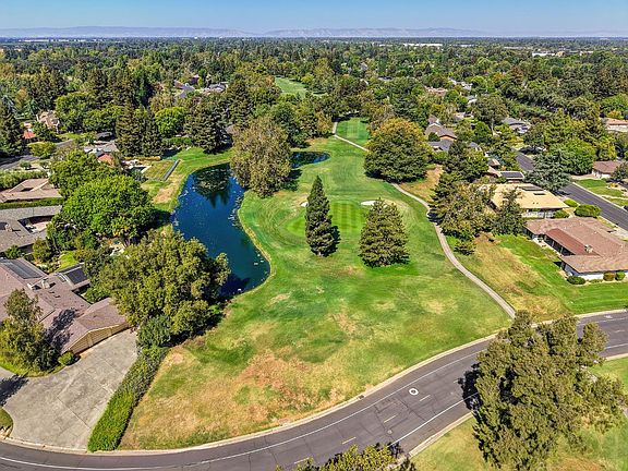 3rd image of 2 Country Club Dr