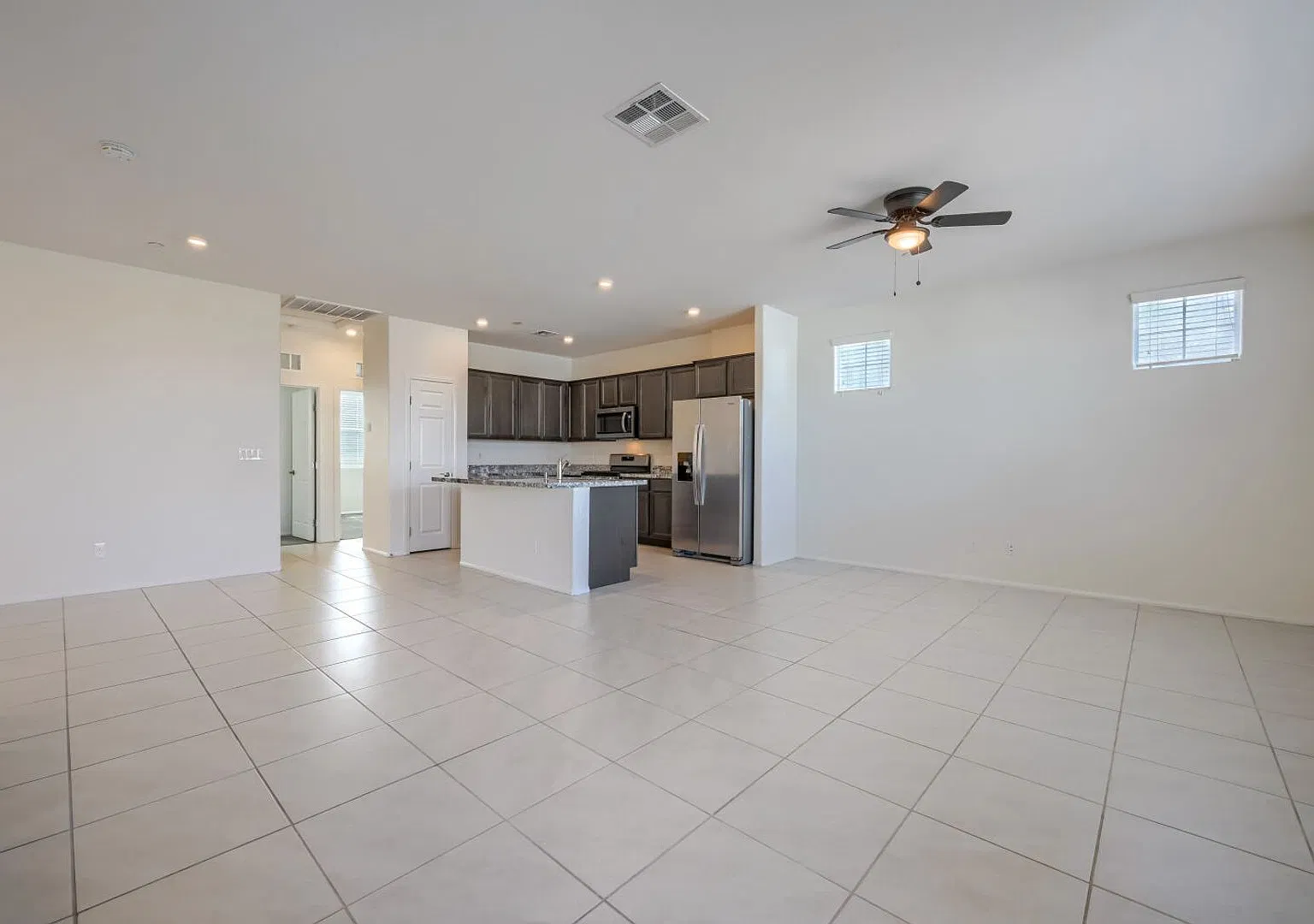 Spacious 3BR Townhome in Gated Community — Photo 4