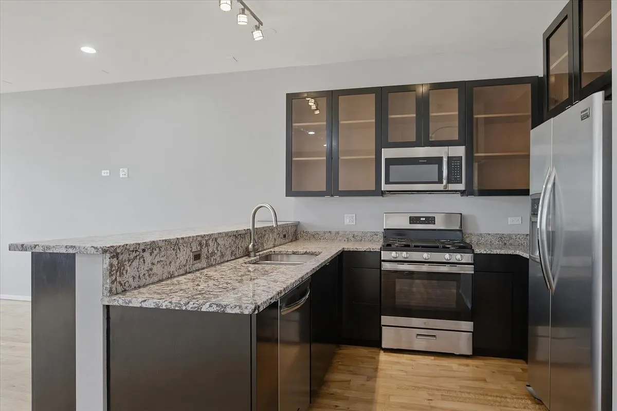 1649 W Cortland St — Photo 2
