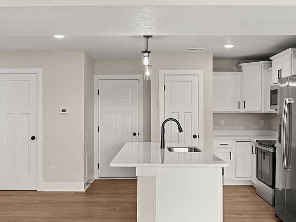 4th image of 594 NE Hart Ln