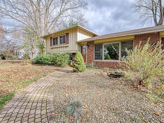 5th image of 225 Crestview Dr