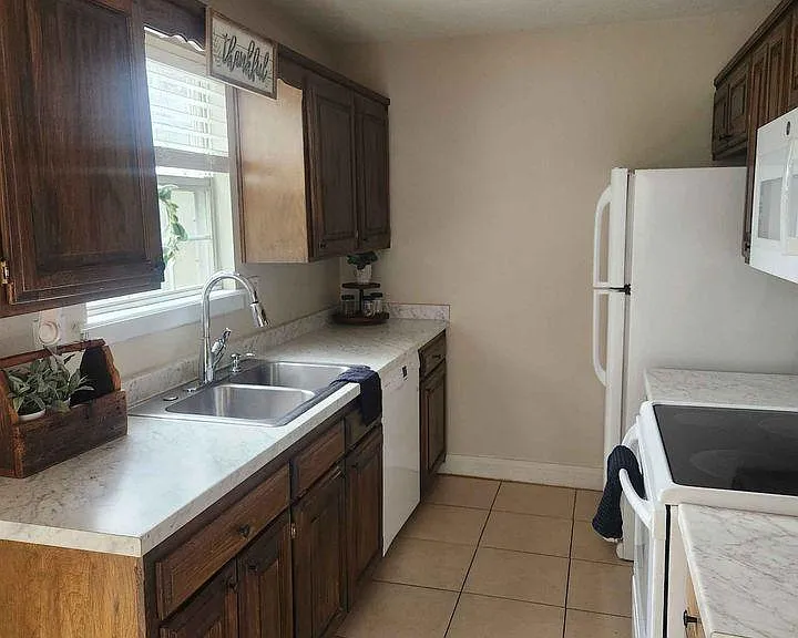 15 Woodsdale Dr #2 — Photo 4