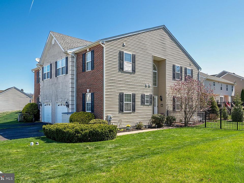 1st image of 202 Holbrook Ln
