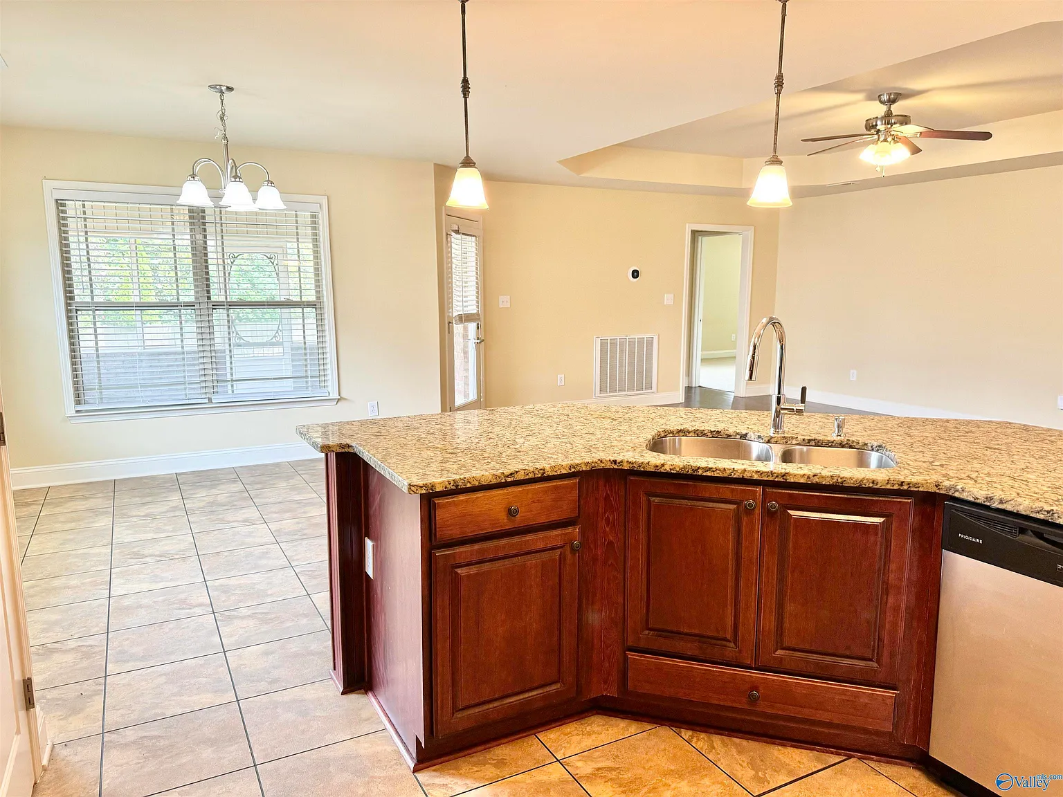 4 bed, 2.5 bath, 2253 sqft, $1,950 — Photo 3