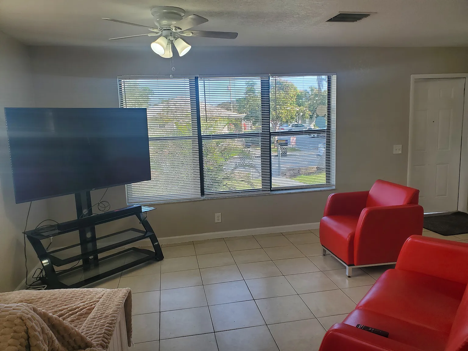 3 bed, 1274 sqft, $900 — Photo 3