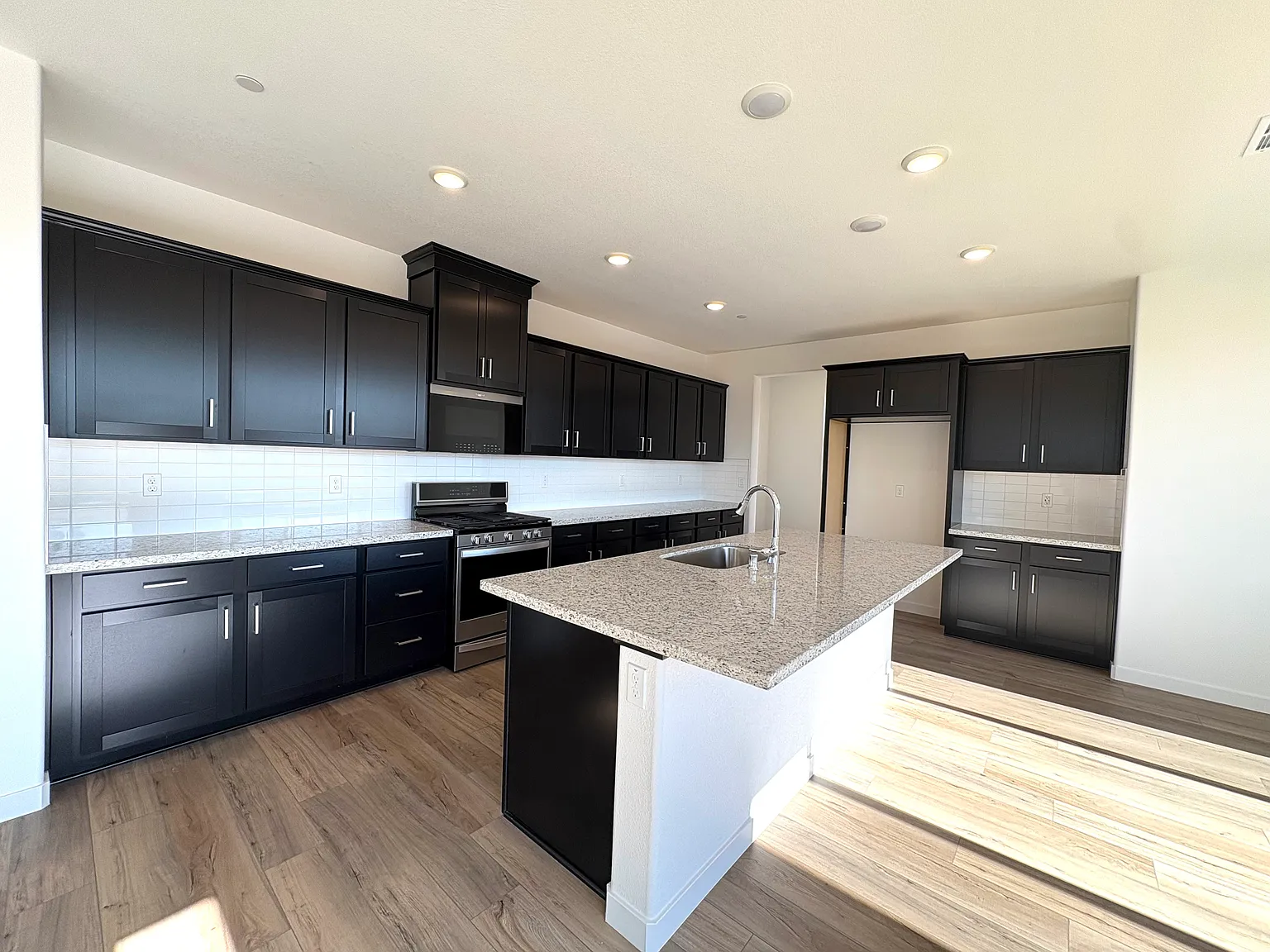 4 bed, 2.5 bath, 2500 sqft, $2,900 — Photo 4