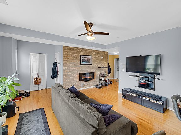 3rd image of 6104 N Rockwell St APT 3N