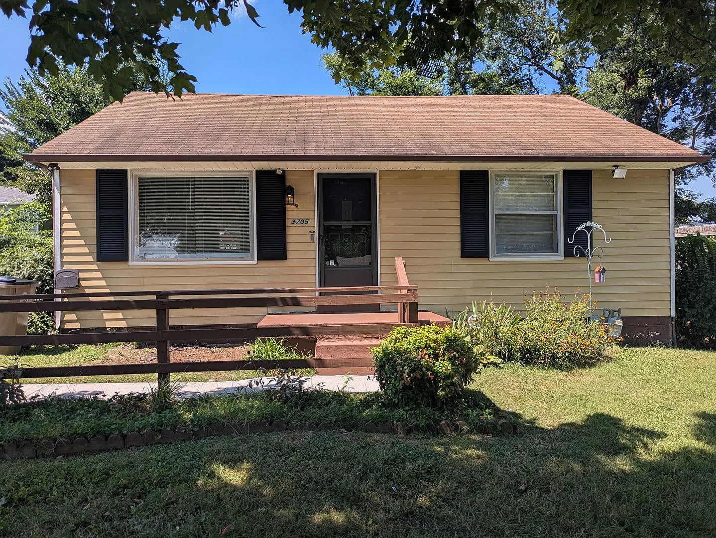 Renovated Woodbine Cottage — Photo 1
